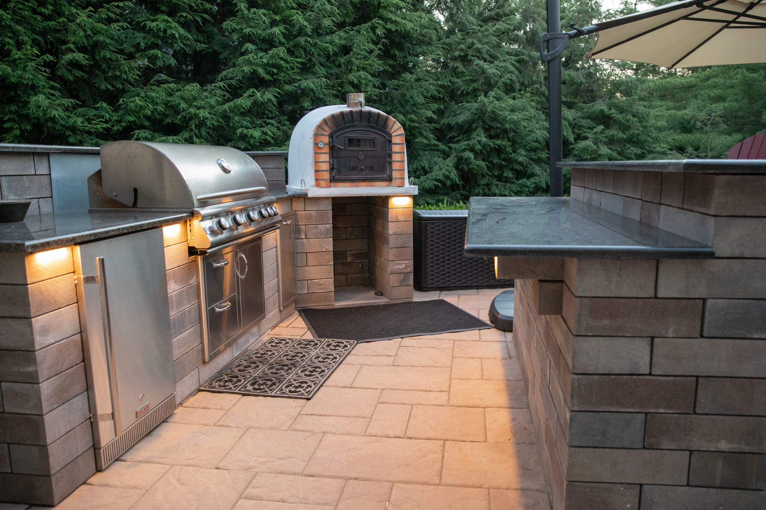 outdoor kitchen area with pavers